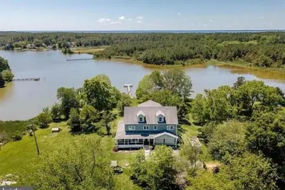 Spacious Gorgeous Waterfront Home With Sunset View
