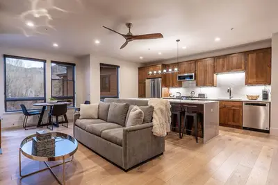 Image de 2200sf Luxury Condo on Blue River! w/Garage