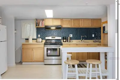 Image de 10 min drive to hip Valencia\/ Mission, buses and 2 freeways within a few blocks