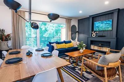 Image de Revelation Retreat Townhouse-Private Hot Tub and Lower-Level Rec Room