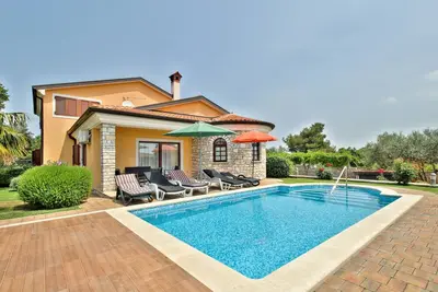 Image de Villa avec piscine privée pour 6 personnes avec barbecue maison