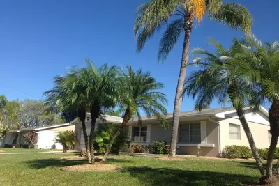 Image de Lovely 2br/1. 5ba house with lanai, private heated pool in quiet neighbourhood