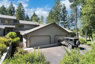 Image de Fantastic, Secluded, Quiet Wooded Golf Townhome