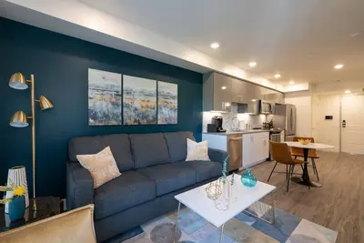 Image de Luxe Kitchen & Bath • gigabit WiFi • Walker's Paradise • W\/D in unit • King Bed