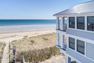Image de Sensational Beachfront Property Old Orchard Beach, with indoor elevator