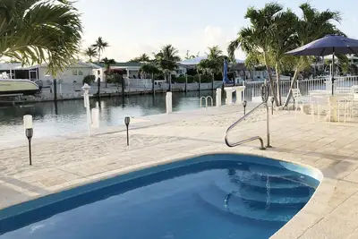 Image de Quiet canal-front 3/3 Single-Family Home with Private Pool & Cabana Club Access