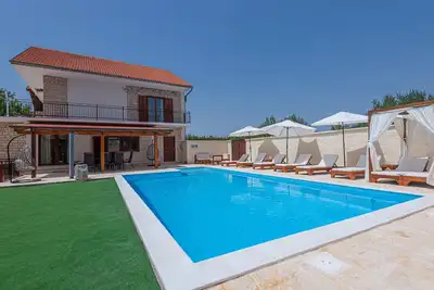 Image de Superbe maison de 4 chambres à Sibenik