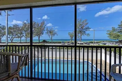 Image de Your Island getaway with amazing views and sunsets, just steps to the Beach! !