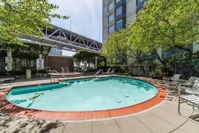 Image de Sunny San Francisco Studio with door attendant and amenities
