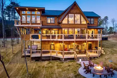 Image de Treetop Treasure with Fire Pit, Game Rm, Bball, A+ Views, Swings, Yard, Desk, Ev