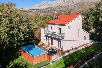 Image de Superbe maison Ă Srinjine avec jacuzzi