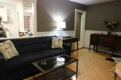Image de 3 Bedroom Oasis away from home by Downtown McHenry Dogs Welcome near Hospital