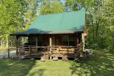 Image de Calming Cabin: Peaceful | Quiet Log Home | Waterfalls, Hikes, The Caverns Near By
