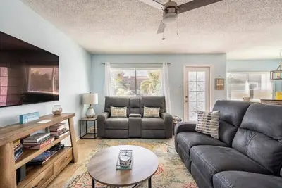 Image de Beautiful beachfront townhome ~ Steps to the beach~ Heated pool! !
