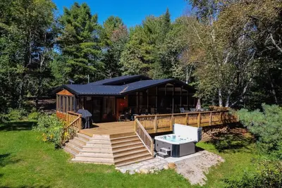 Image de Red Cedar Chalet on Brady Lake<br>(Sauna and hot tub)