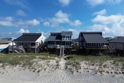 Image de Tropic like Its Hot Oak Island Oceanfront House, Tropic Like Its Hot Oak Island- Beach Front