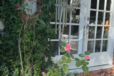 Image de Master Week / Quiet Street /Private Backyard Retreat / 20 min to golf course