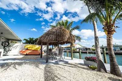 Image de *New Modern* 3br/2ba Duplex/37' Dock/Cabana/Kayaks/Bikes
