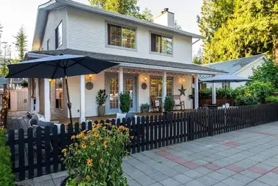 Image de Cultus Lake Cottage- 5 bedroom 3 bathroom- Walking distance to beach