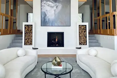 Image de Luxury Lakefront Home-Heated Pool, Fireplace & Hot Tub