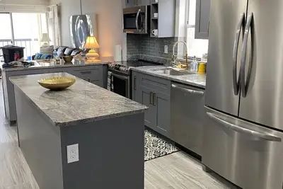 Image de \nJanuary 2025 Available \n\nNewly Renovated 2/2 Gulf Front Condo