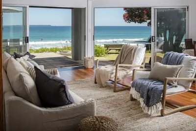 Image de The Beachhouse- absolute beachfront!