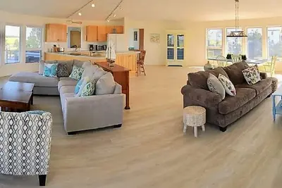 Image de Family friendly home w/ 360 views of the bay and wild life preserve (sleeps 12)