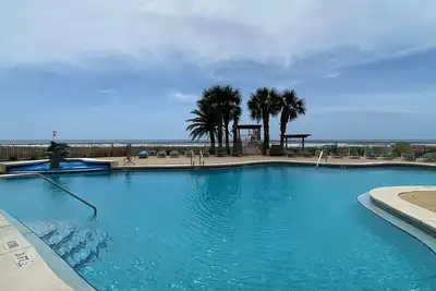 Image de Seaside Sanctuary: Beach Colony's Beachfront Condo Invites Tranquility!