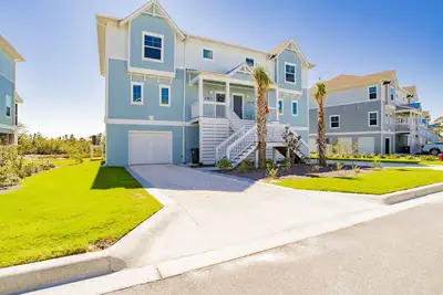 Image de Coastal Elegance: Beautiful Townhome Embodies The Lost Key Lifestyle!