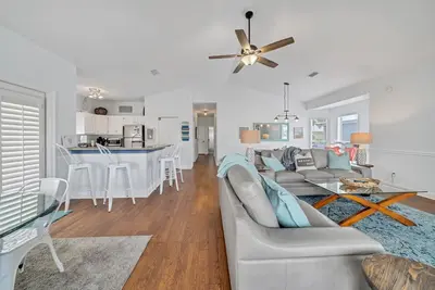 Image de Comm. Pool Heated 3/15-4/30! Desirable Crystal beach, close to shopping & more