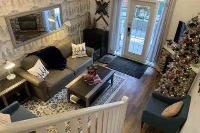Image de 🥇Newly Renovated Mountain Retreat! 2 Story, 2bd\/2bath downtown. Pet Friendly!