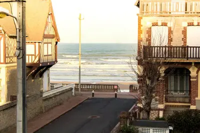 Image de Appart. lumineux, vue partielle mer, 2 balcons, plage à moins de 50m, centre Cabourg