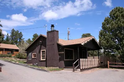 Image de Charming two bedroom knotty pine cabin