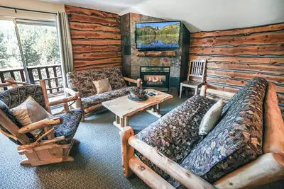Image de Beautiful river and mountain views prevail from this 3-bedroom, 2-bath condo.