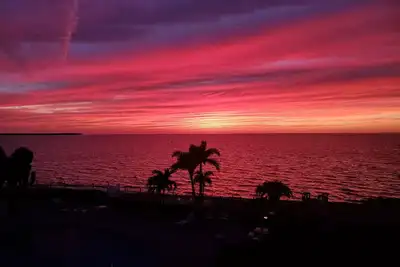 Image de Stunning Sunsets from this beautiful 2/2 Condo! Walk to Restaurants & Tiki Bar