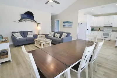 Image de Just A Breeze Away Is A 3bd Single Level! Steps From Beach, Restaurants!