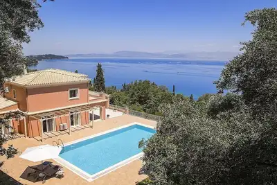 Image de Large 5 Bedroom Villa with Panoramic Sea Views, A\/C, Private Pool, Fitness Room and Sauna!