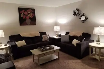Image de Lyle and Taylor present- The Comfort is Amazing! !