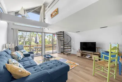 Image de Relax and unwind in this unique waterfront property!