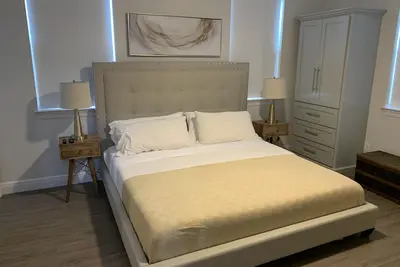 Image de Lower Level Upscale Midtown Apartment! .