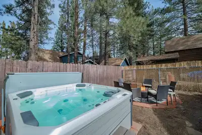 Image de Sherwood Cottage - Charming Cabin, Hot Tub, Fire Pit, Fenced Yard