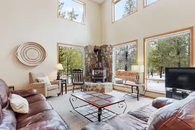 Image de Spacious Two-Story Home Near Sunriver w/ Private Hot Tub, Central Ac, Free WiFi