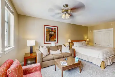 Image de Inviting ski-in/ski-out condo hot tub, gas fireplace, and firepit