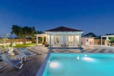 Image de Villa Vineyard - villa de 2 chambres avec terrain privé, piscine et jacuzzi.