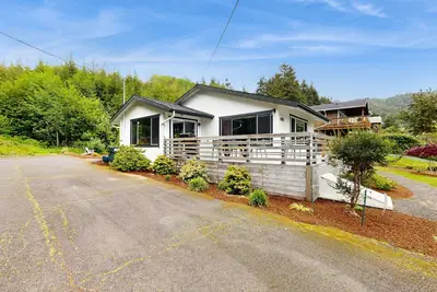 Image de Dog-friendly two-story home w/furnished deck, mountain views, & foosball table