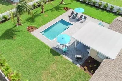 Image de Viva La Flamingo! Newly Furnished Home, 10 Min to Anna Maria, Heated Pool