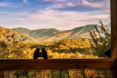 Image de Luxury 3 King Suites Cabin, Mountain Views, FirePit, HotTub, Games, Pet friendly