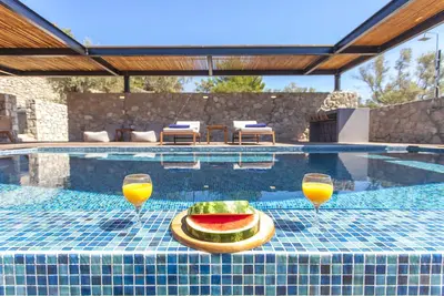 Image de Luxury 4-bedroom Villa with Infinity Swimming Pool and View