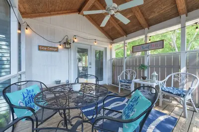 Image de Cozy CottageSuper cute vacation rental - Just 1 block from beach access to Lake Michigan!