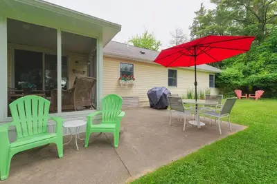 Image de Dale Cottage - Just a block away from beautiful Lake Michigan!